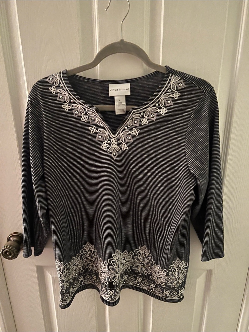 Alfred Dunner Black & White Striped Embroidered V-Neck Size Medium